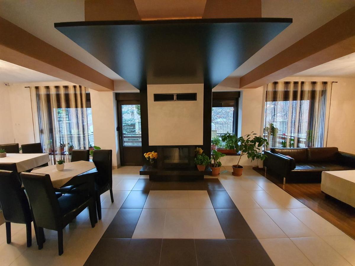 Pensiunea Public House Буштени Экстерьер фото