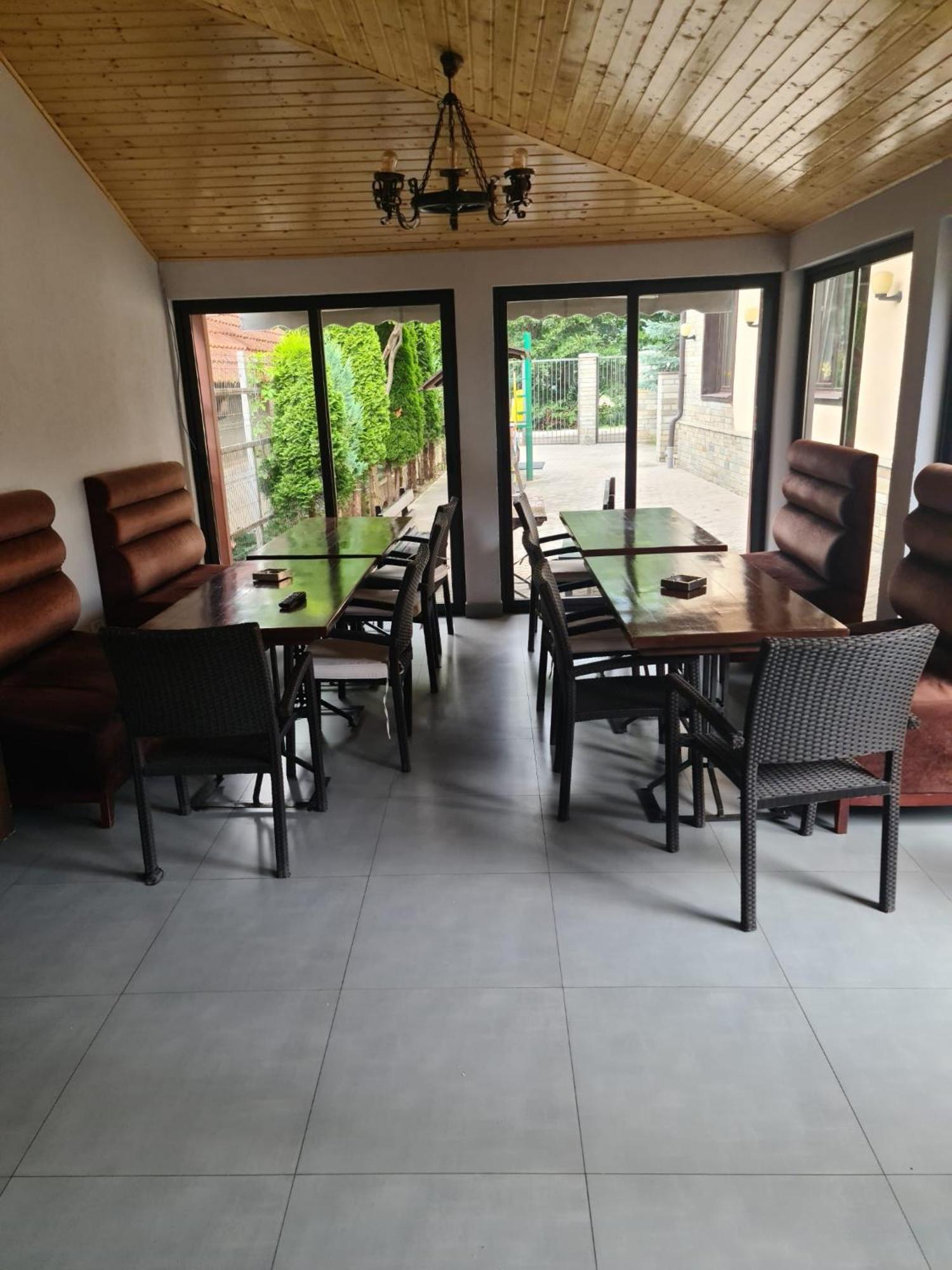 Pensiunea Public House Буштени Экстерьер фото